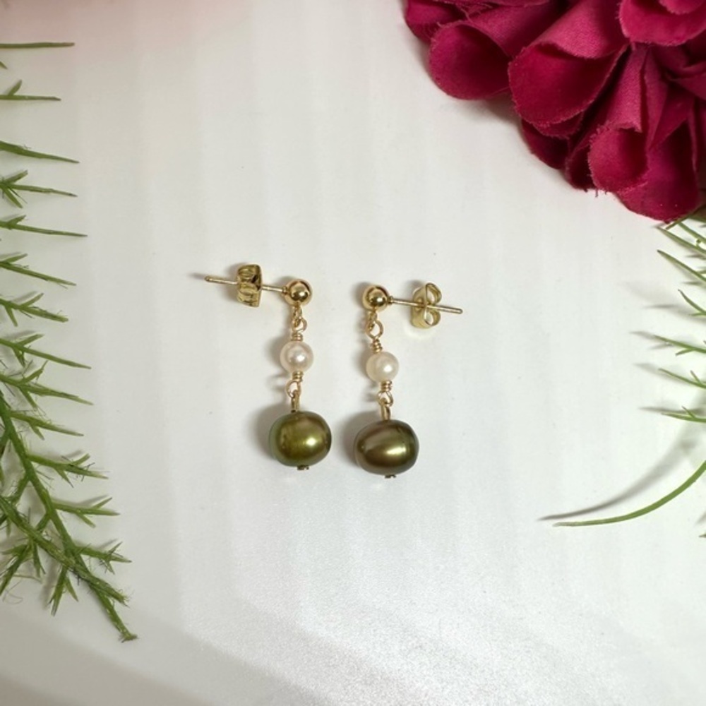NEW⚜️ Olive Freshwater Pearl Dangly Earrings